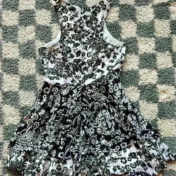 Never been worn! Isabelle Lu black & white floral dress! Size M! - Picture 4 of 5